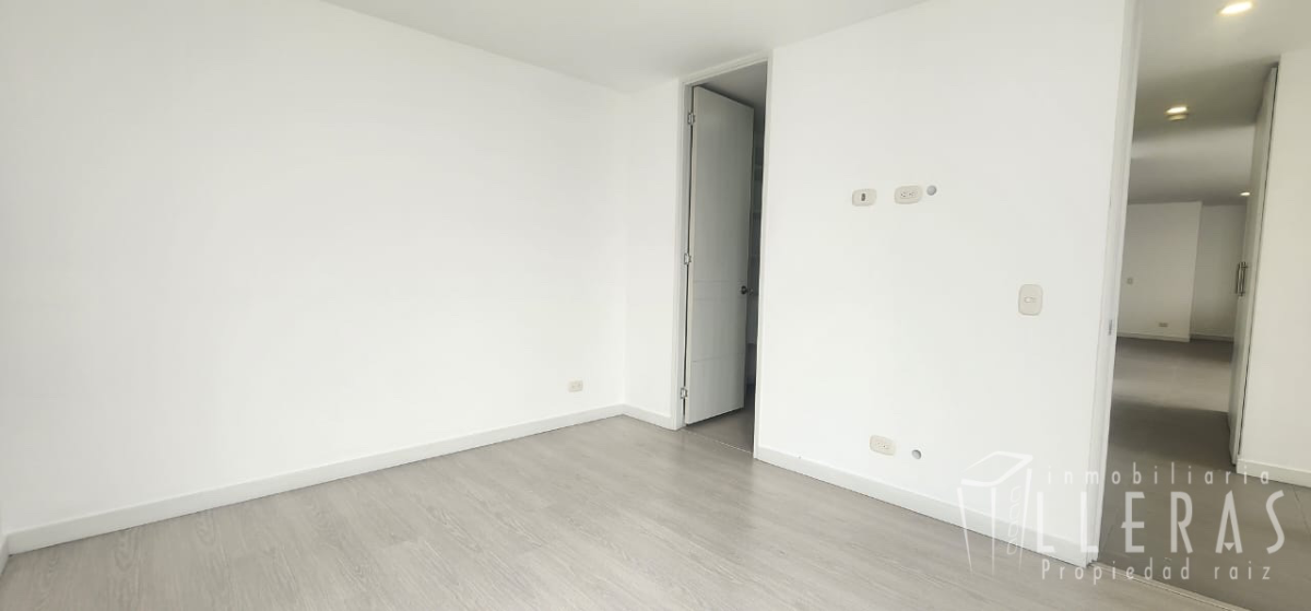 APARTAMENTO CON EXCELENTE VISTA EN MEDELLÍN  - Miniatura 7