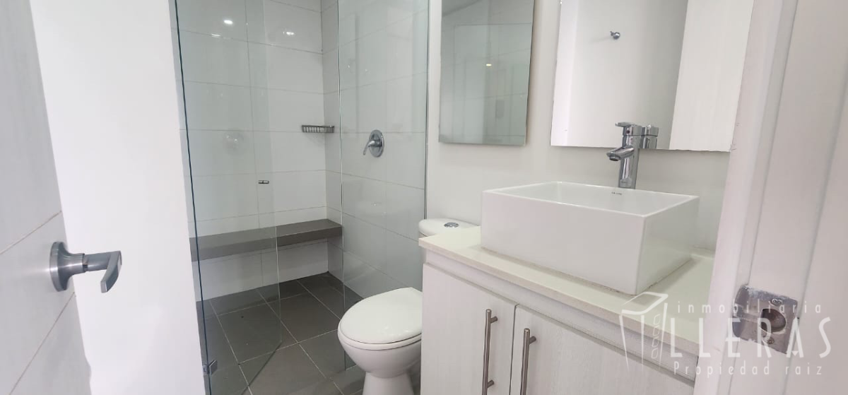 APARTAMENTO CON EXCELENTE VISTA EN MEDELLÍN  - Miniatura 11